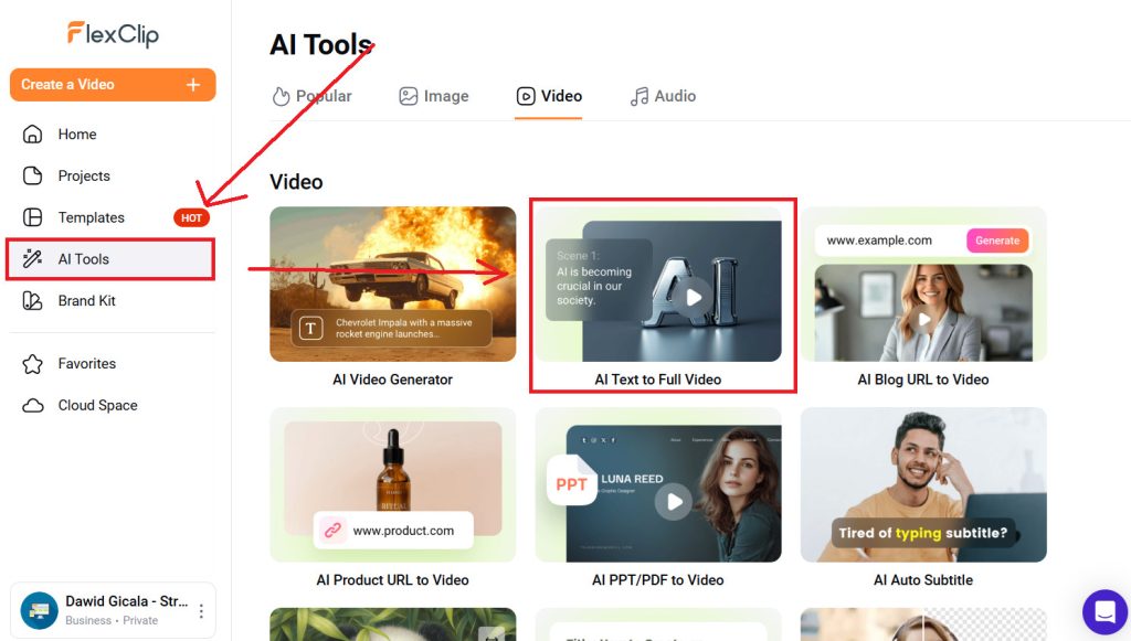 Kobieta w jasnej bluzce i uśmiechnięta przed laptopem przy biurku.