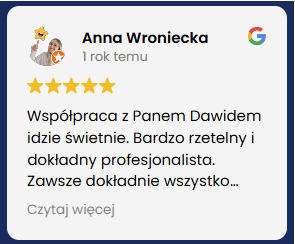 Uśmiechnięta kobieta w eleganckim stroju z laptopem przy biurku.