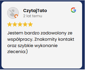 Uśmiechnięta osoba korzysta z laptopa w domowym biurze.